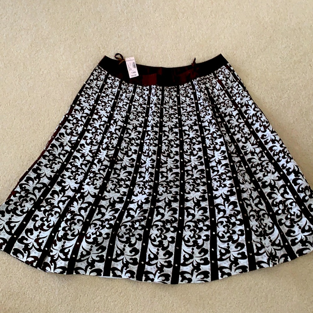 Dress Barn A-line skirt. Lined w/ sequin detail. Non-smoking home.